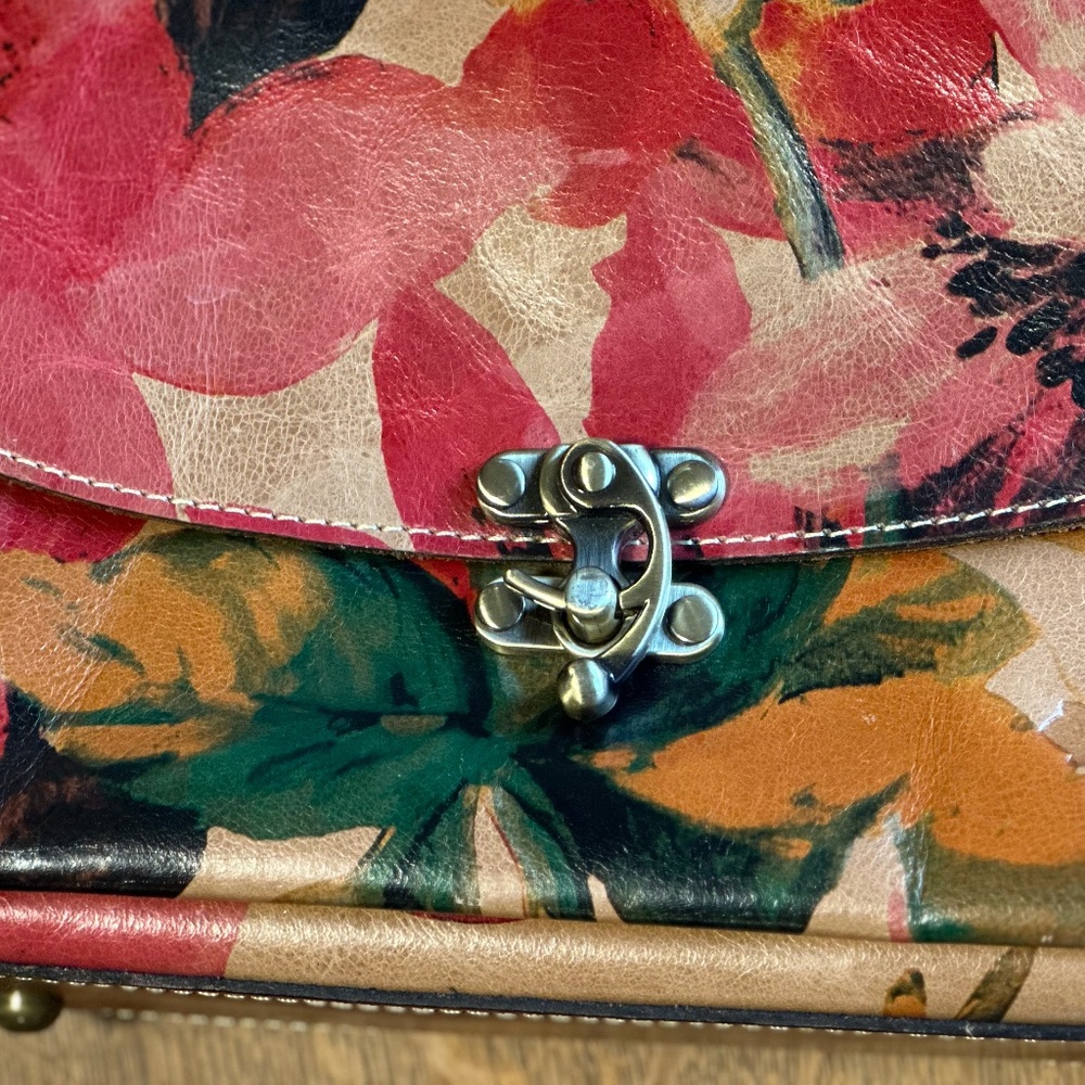 Tan Leather Satchel Bag with Structured Design